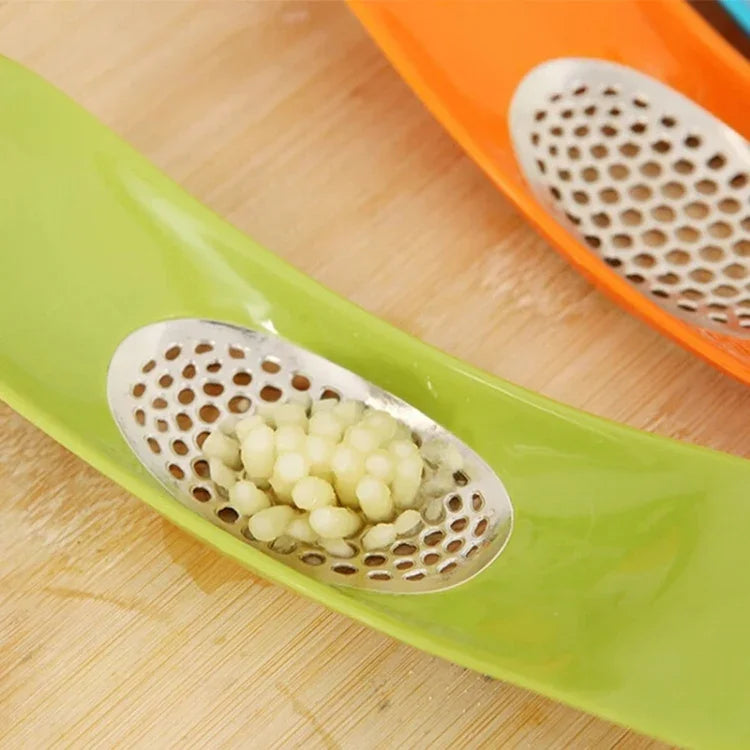 2 PCS Multifunctional Stainless Steel Arc-shaped Garlic Press Household Manual Garlic Crusher, Random Color Delivery, Garlic Crusher
