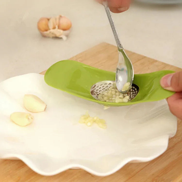 2 PCS Multifunctional Stainless Steel Arc-shaped Garlic Press Household Manual Garlic Crusher, Random Color Delivery, Garlic Crusher